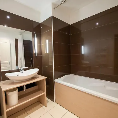 A Avec Terrasse, Piscine, Parking Et Garage - 4 Pers, 27m² - Fr-1-165b-44 Apartment