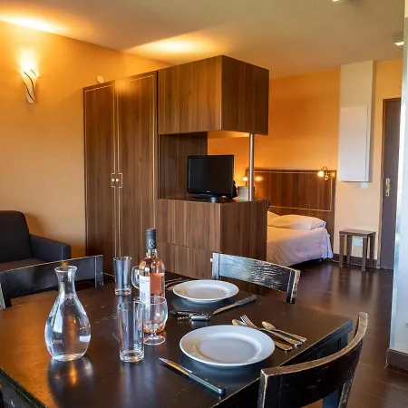 A Avec Terrasse, Piscine, Parking Et Garage - 4 Pers, 27m² - Fr-1-165b-44 Lejlighed Jausiers